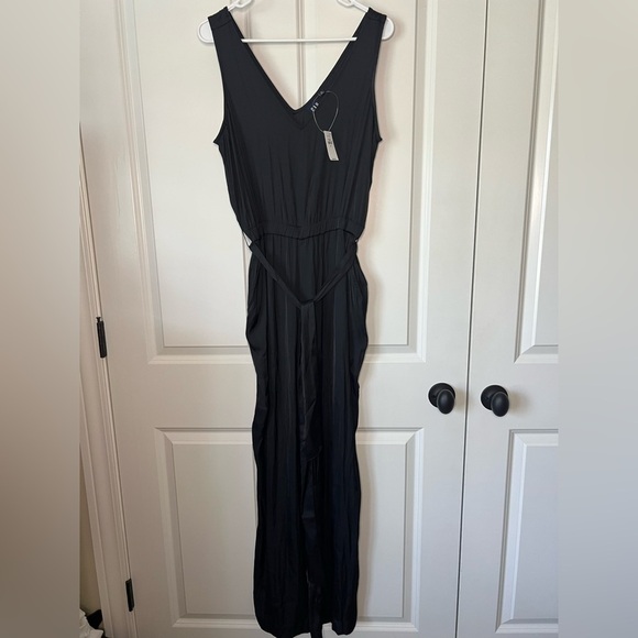 GAP NWT Black V-Neck Jumpsuit - Picture 1 of 5